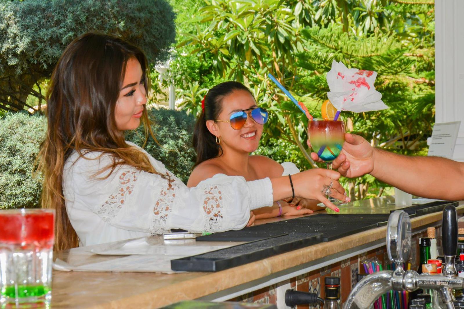Miramor Hotel & Spa Antália Exterior foto A bartender serving a drink
