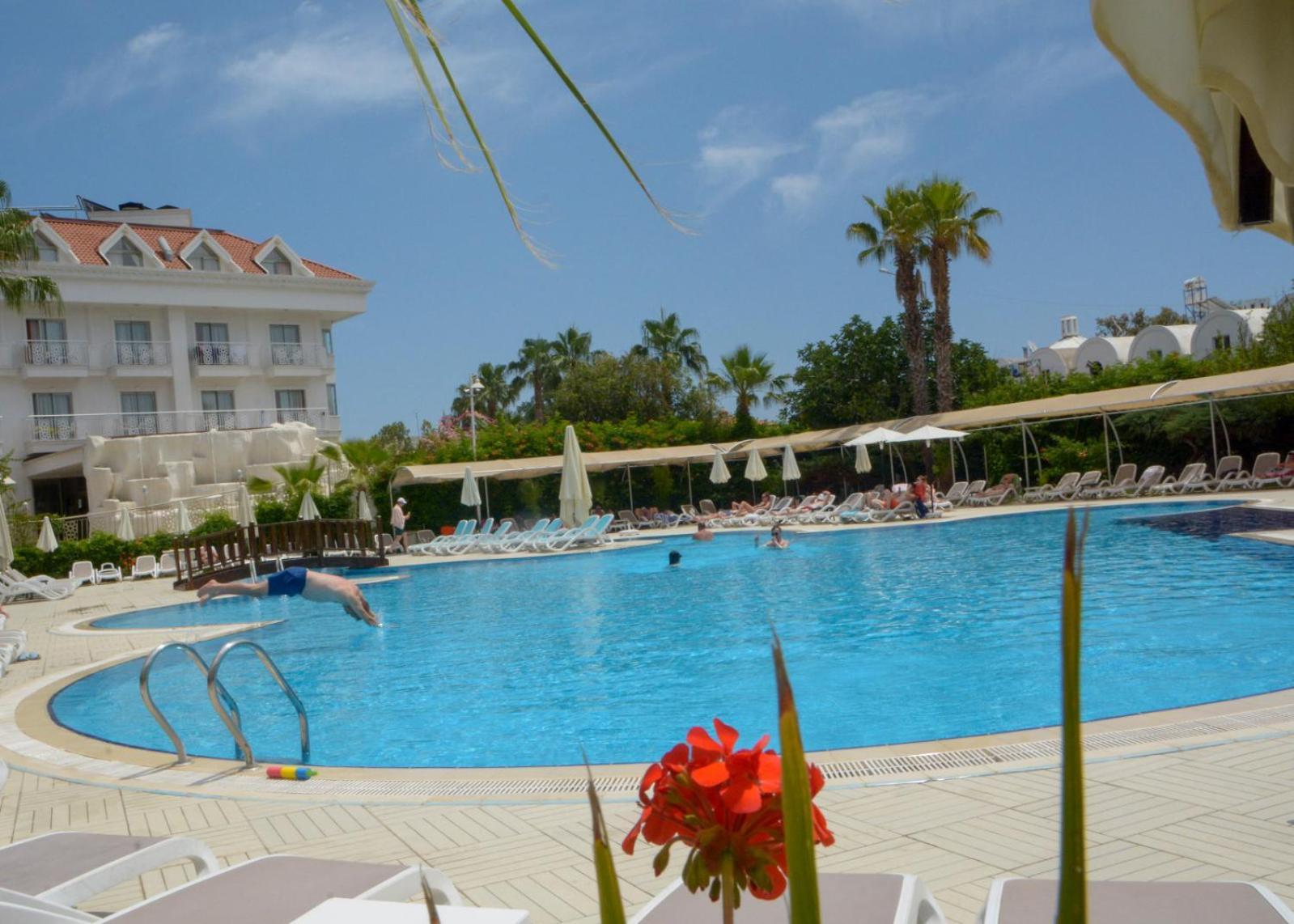 Miramor Hotel & Spa Antália Exterior foto A pool at a hotel in Turkey