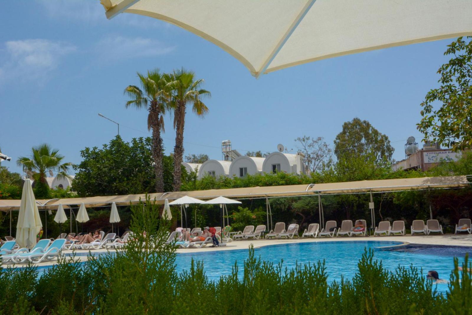 Miramor Hotel & Spa Antália Exterior foto A pool at a resort in Turkey