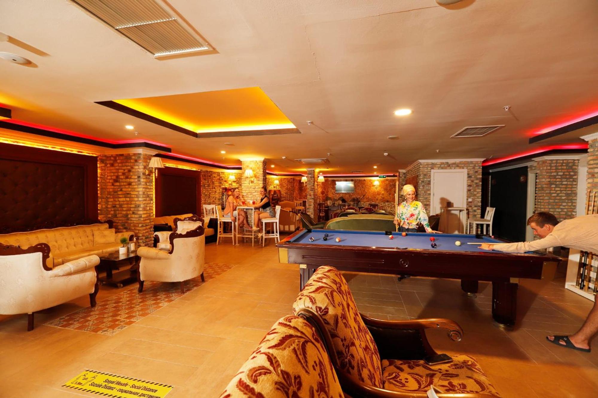 Miramor Hotel & Spa Antália Exterior foto A pool table at a club in Pattaya, Thailand