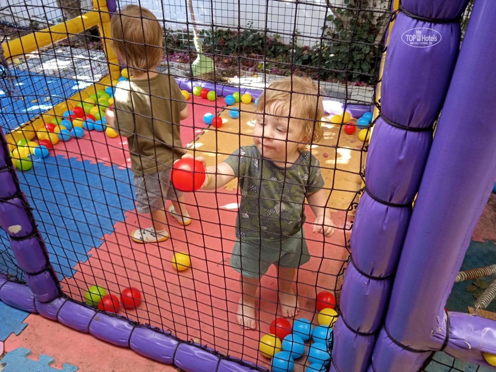 Miramor Hotel & Spa Antália Exterior foto Toddlers playing in a ball pit