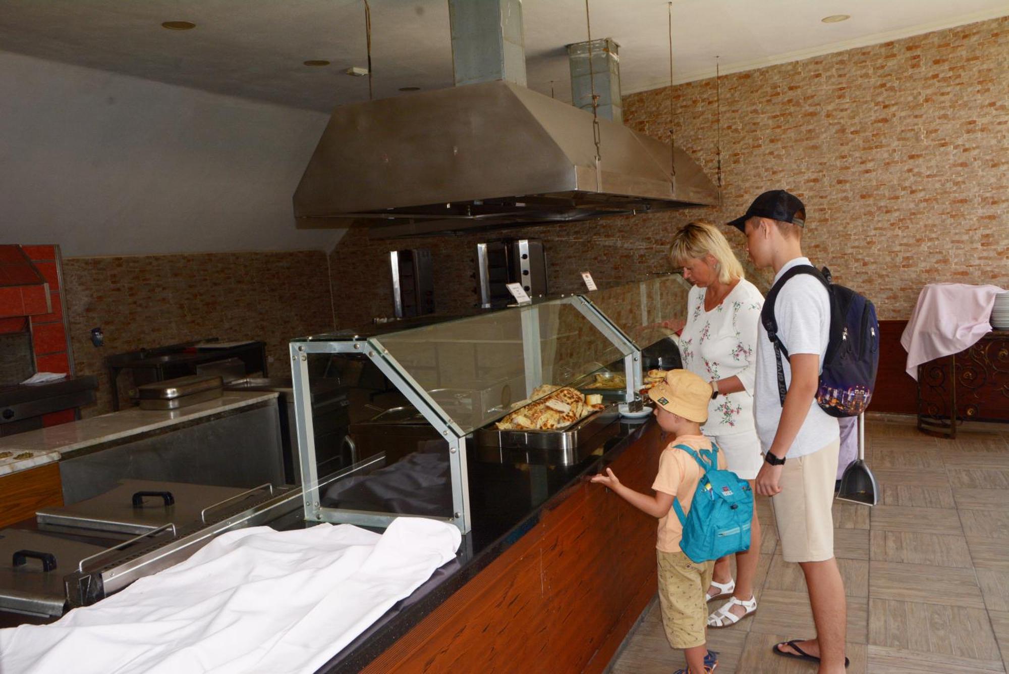Miramor Hotel & Spa Antália Exterior foto A family at a buffet