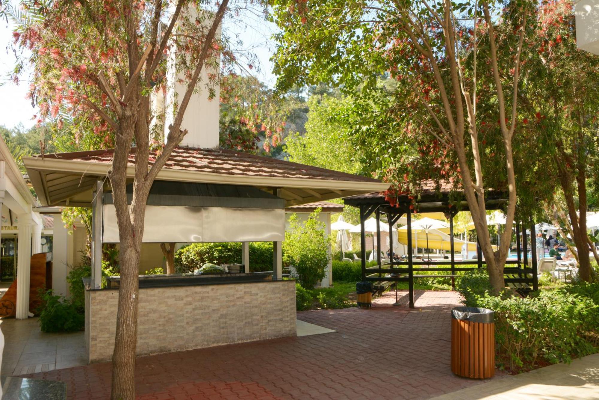 Miramor Hotel & Spa Antália Exterior foto The outdoor patio at the Beverly Hills Hotel